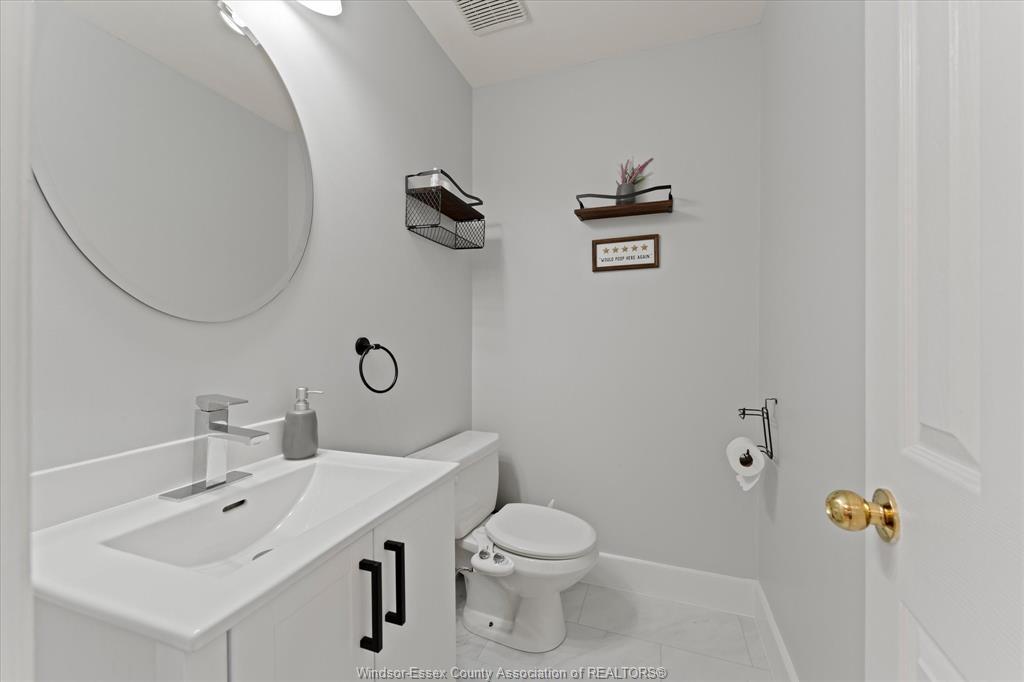 2689 Buttery Street, Windsor, ON - Indoor Photo Showing Bathroom