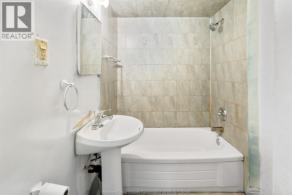 691 Randolph, Windsor, ON - Indoor Photo Showing Bathroom