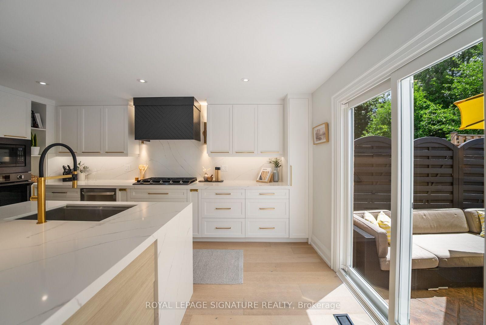4194 Trellis Crescent, Mississauga, ON - Indoor Photo Showing Kitchen With Stainless Steel Kitchen With Upgraded Kitchen