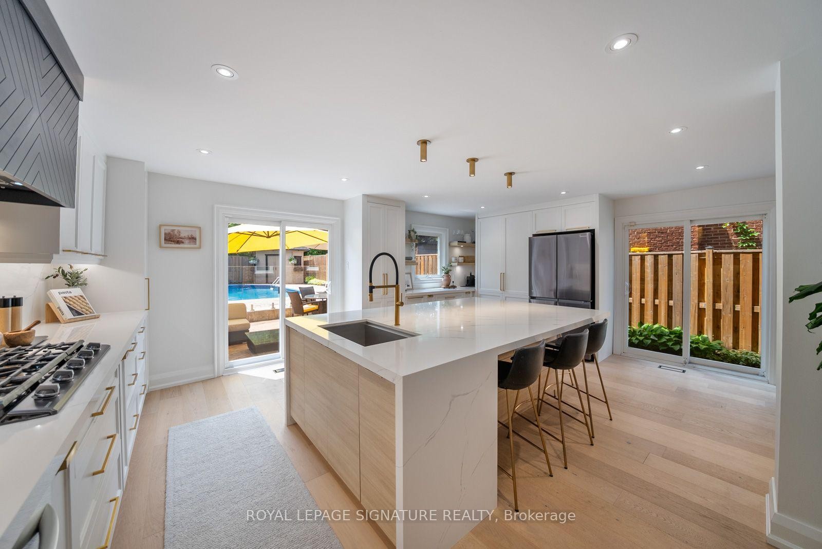 4194 Trellis Crescent, Mississauga, ON - Indoor Photo Showing Kitchen With Upgraded Kitchen