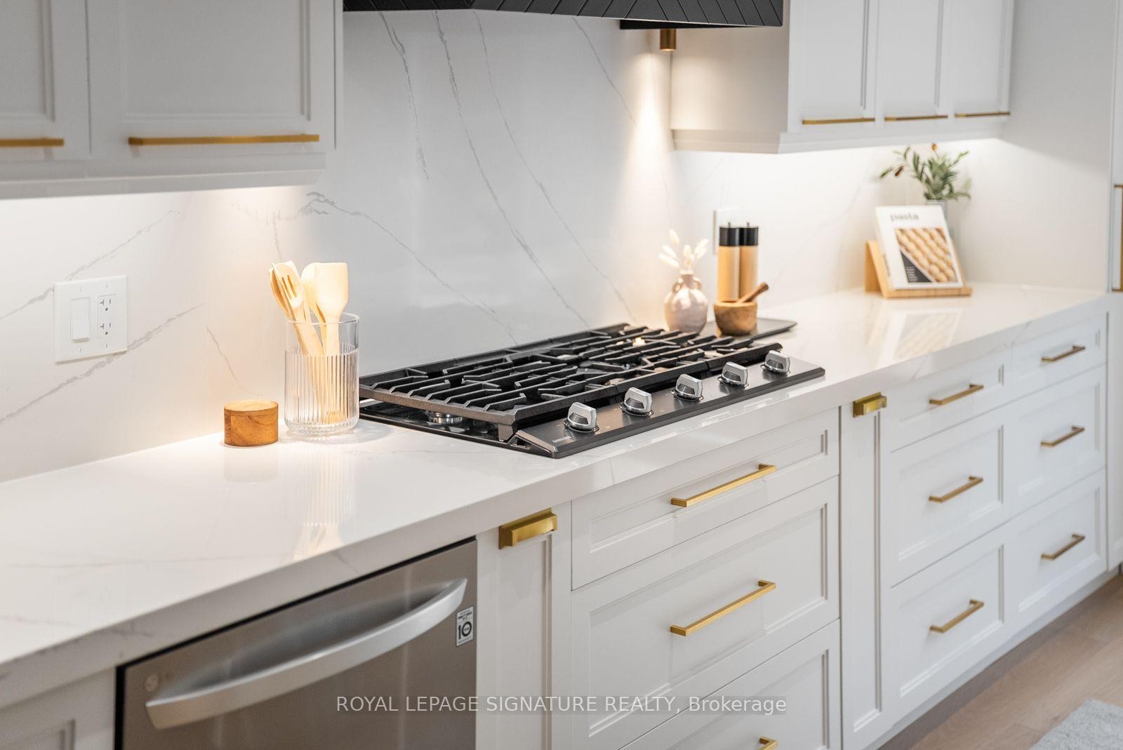 4194 Trellis Crescent, Mississauga, ON - Indoor Photo Showing Kitchen With Upgraded Kitchen