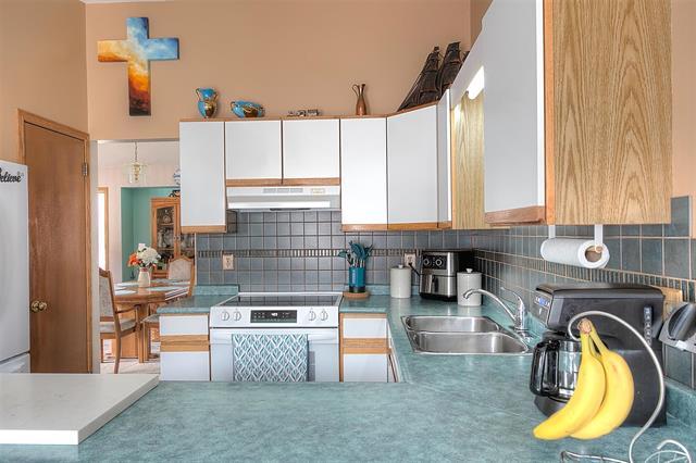 26 Bellemer Dr, Winnipeg, MB - Indoor Photo Showing Kitchen With Double Sink