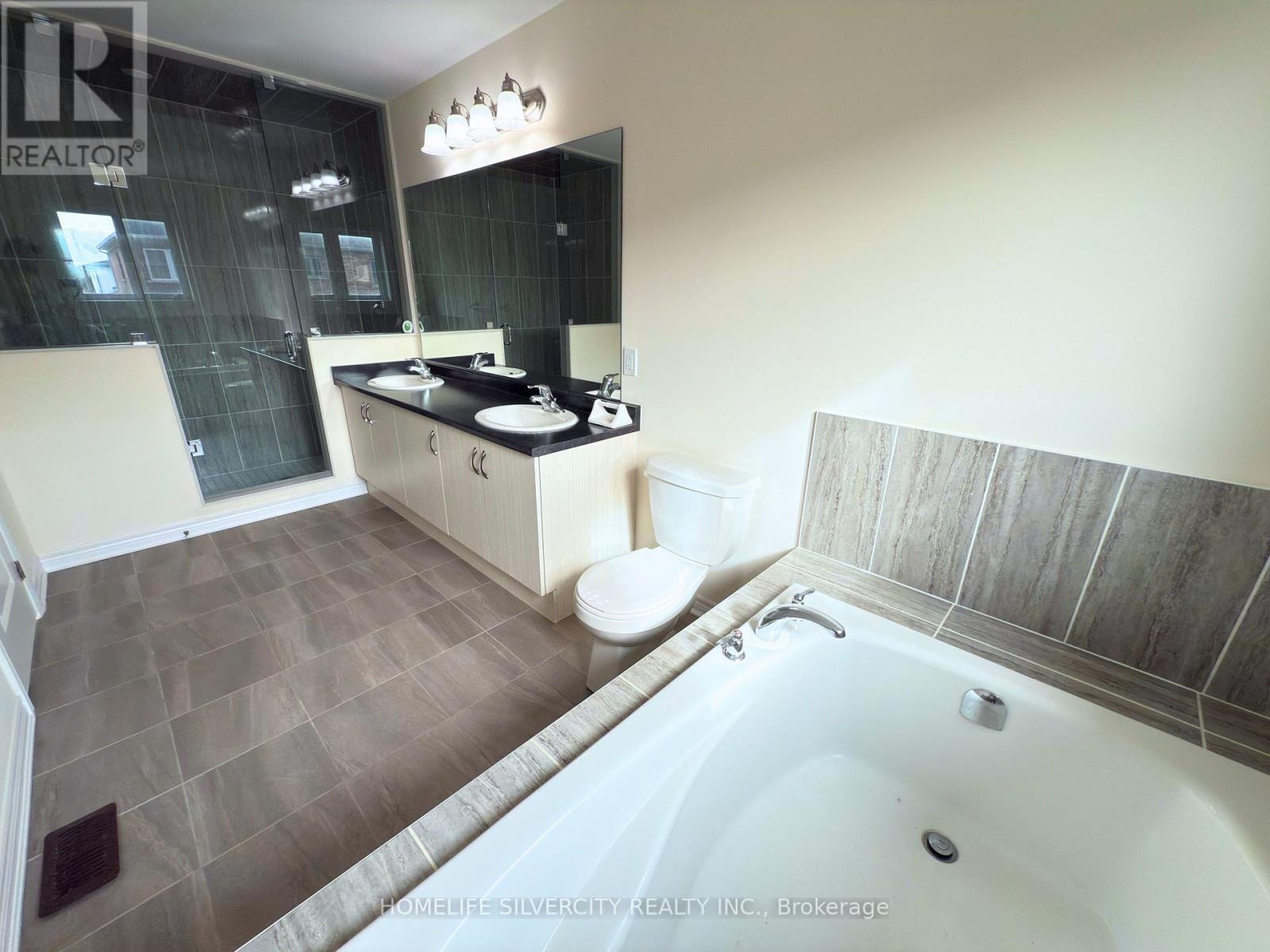 35 Sparkle Drive, Thorold, ON - Indoor Photo Showing Bathroom