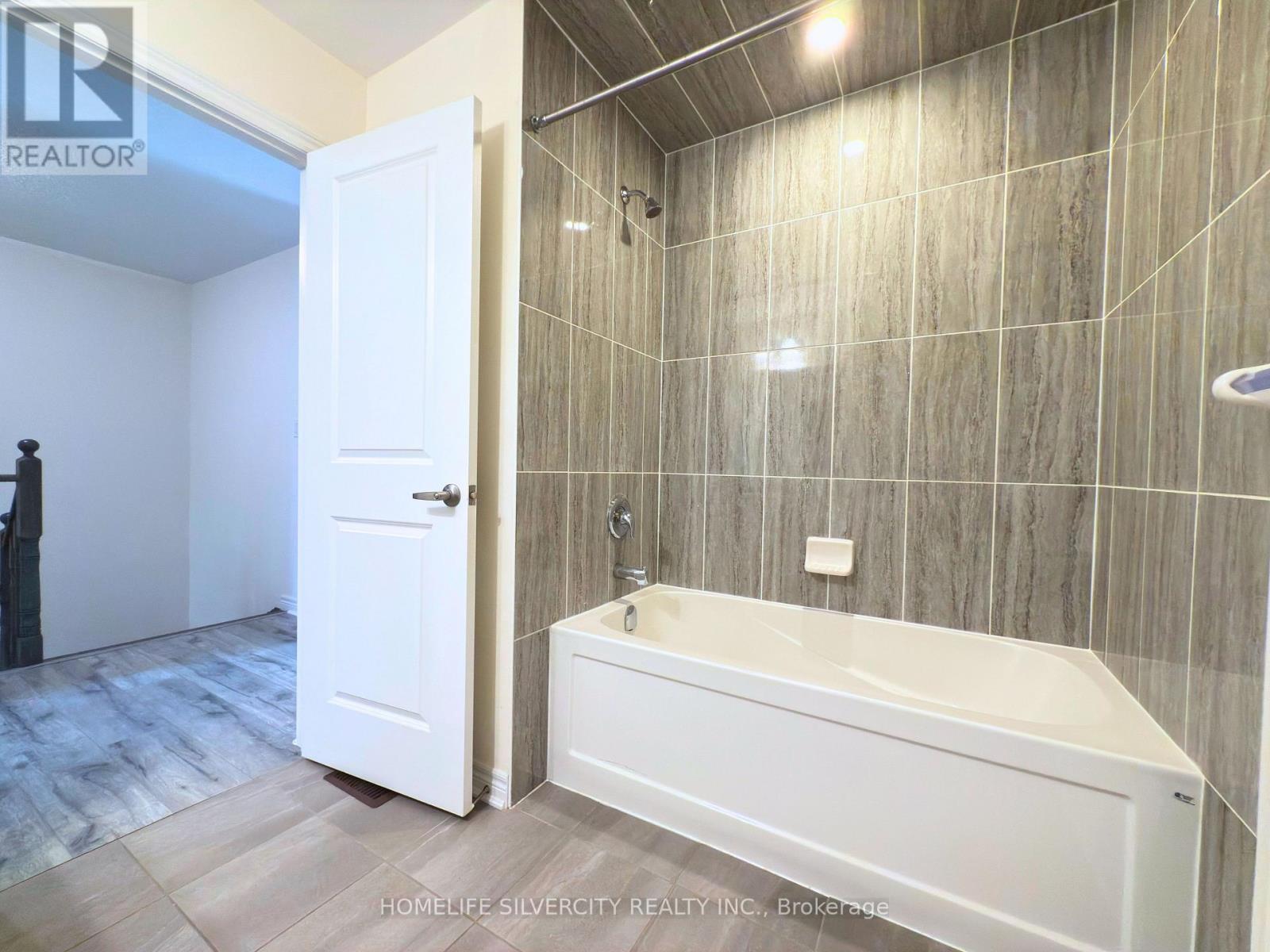 35 Sparkle Drive, Thorold, ON - Indoor Photo Showing Bathroom