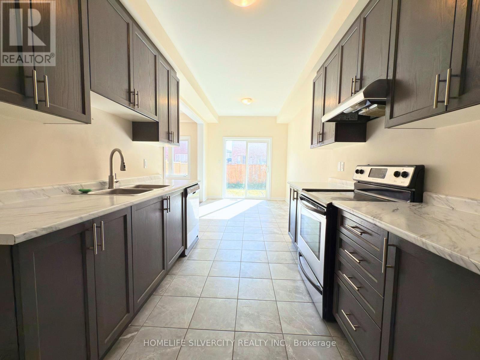 35 Sparkle Drive, Thorold, ON - Indoor Photo Showing Kitchen With Double Sink
