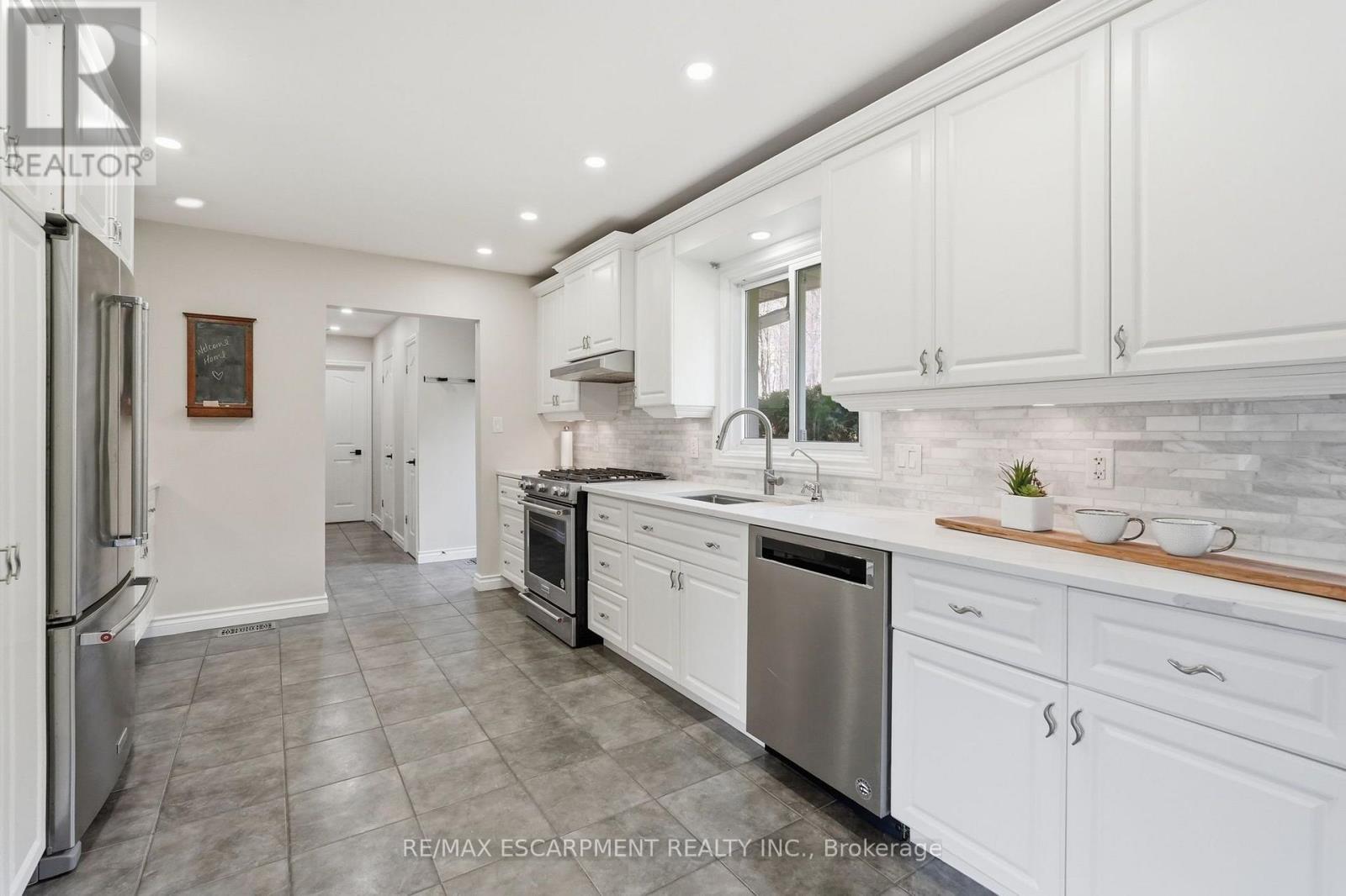 19 Concession 5 E, Hamilton, ON - Indoor Photo Showing Kitchen With Upgraded Kitchen