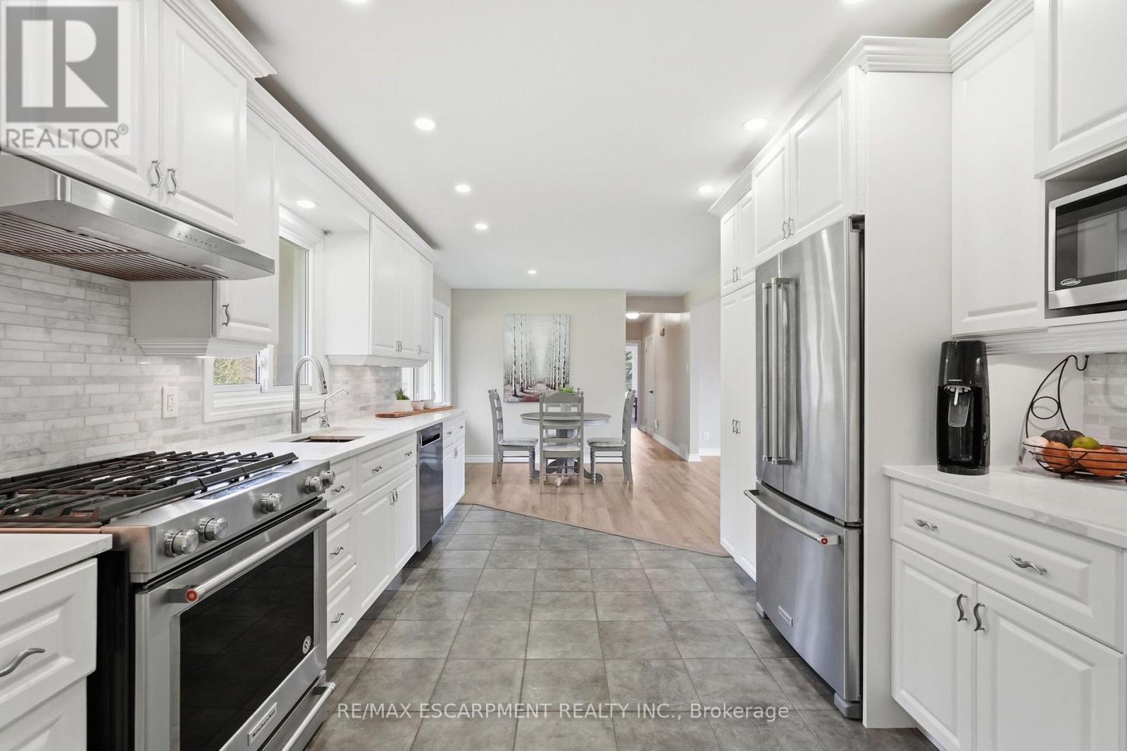 19 Concession 5 E, Hamilton, ON - Indoor Photo Showing Kitchen With Upgraded Kitchen