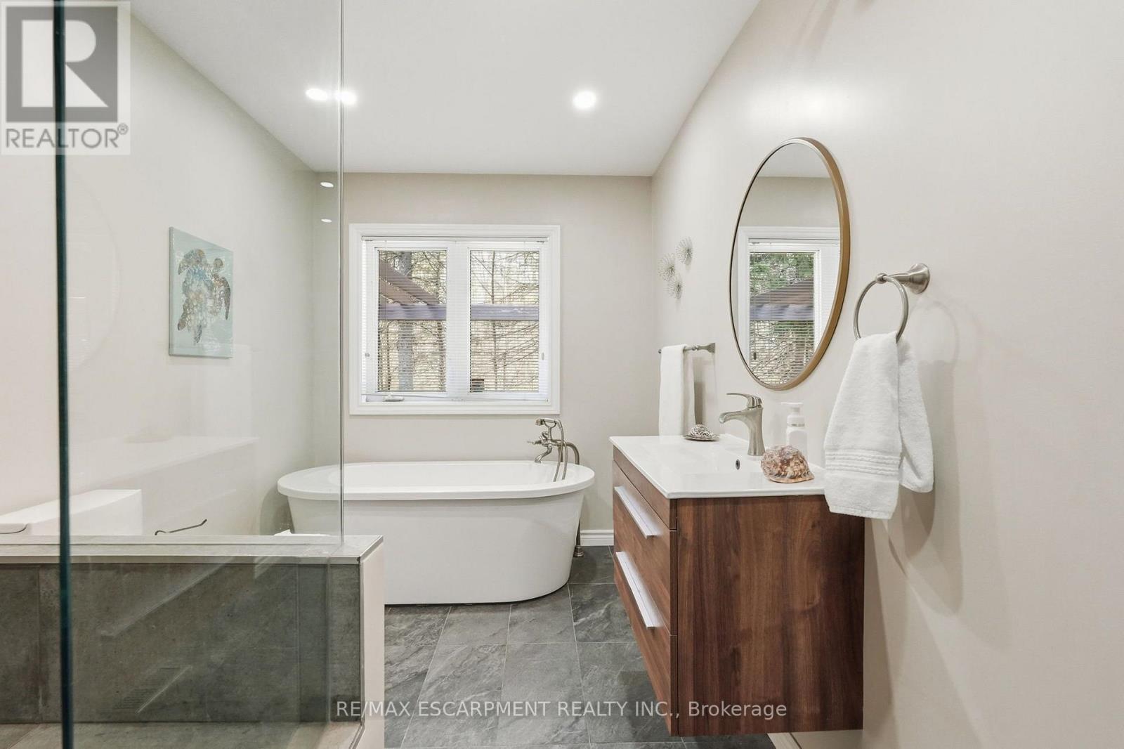 19 Concession 5 E, Hamilton, ON - Indoor Photo Showing Bathroom