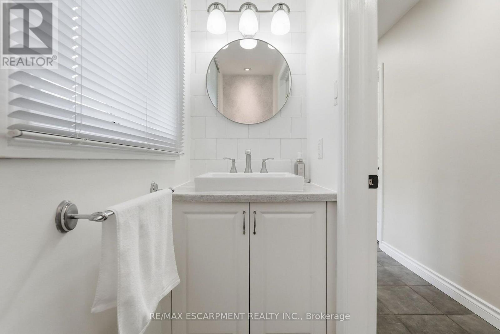 19 Concession 5 E, Hamilton, ON - Indoor Photo Showing Bathroom