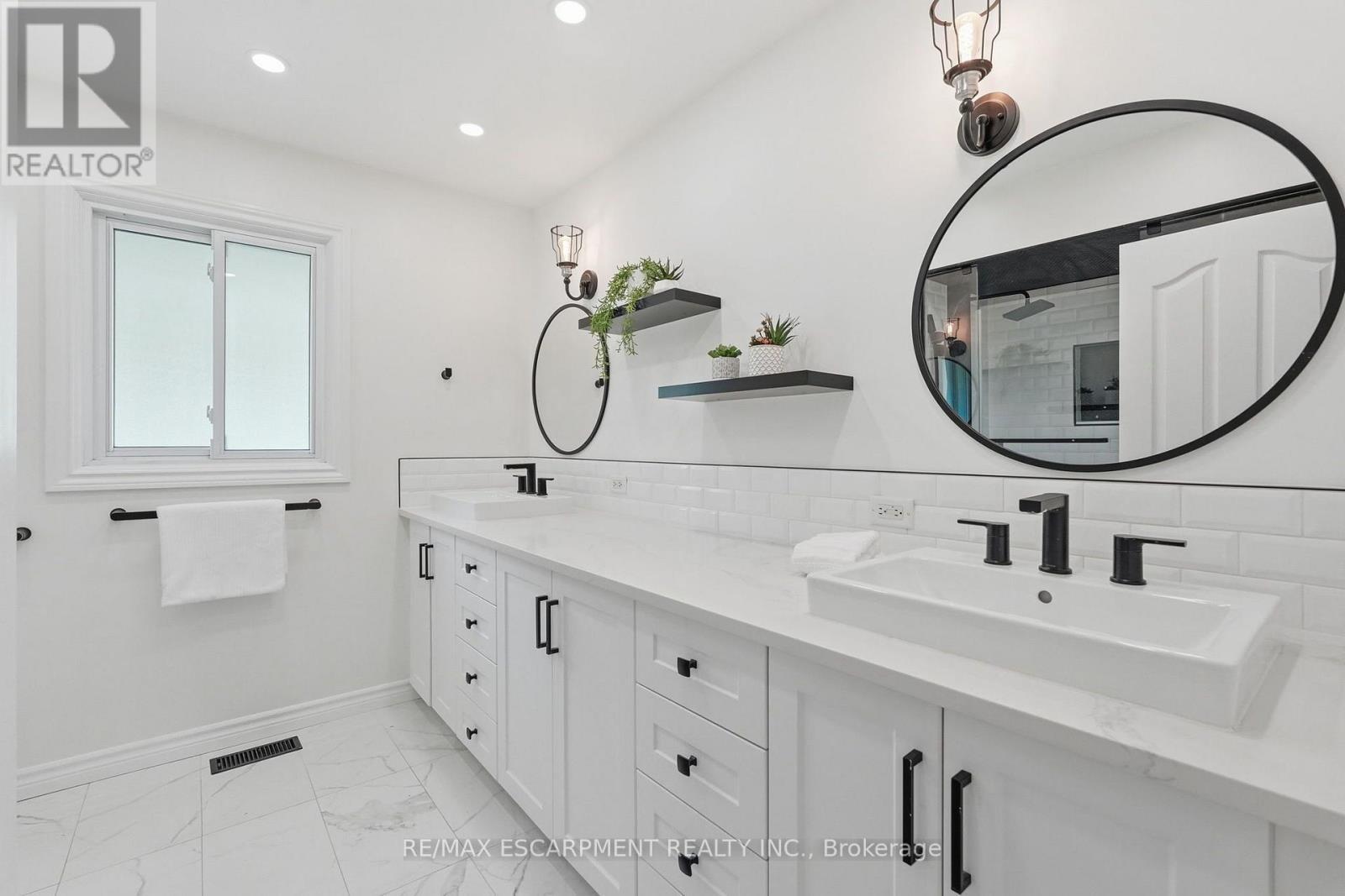 19 Concession 5 E, Hamilton, ON - Indoor Photo Showing Other Room
