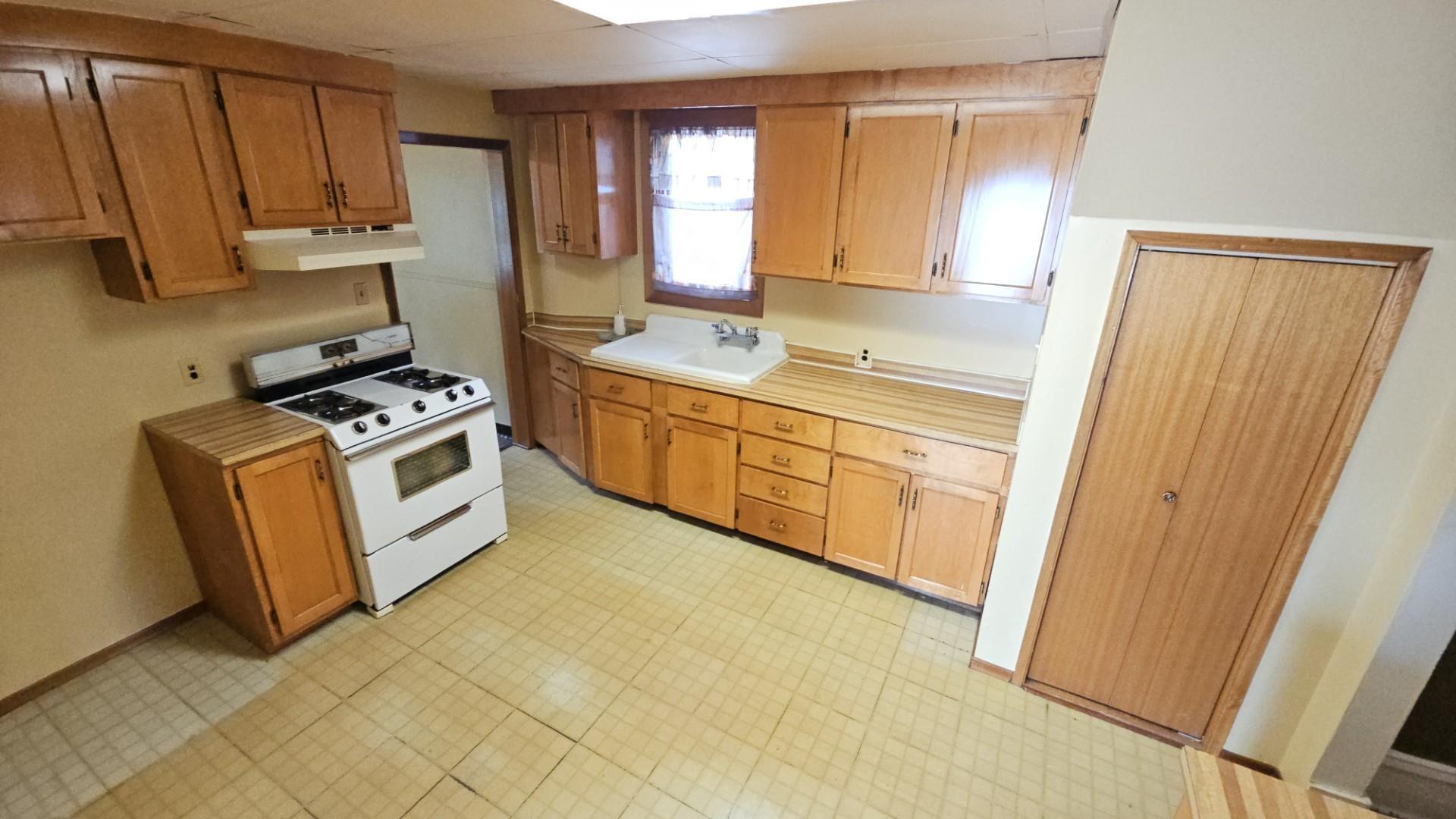 320 Dease Street, Thunder Bay, ON - Indoor Photo Showing Kitchen