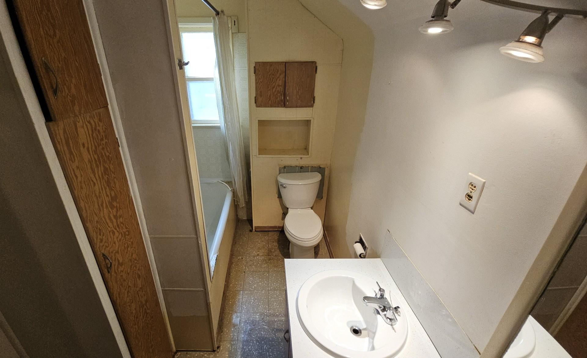 320 Dease Street, Thunder Bay, ON - Indoor Photo Showing Bathroom