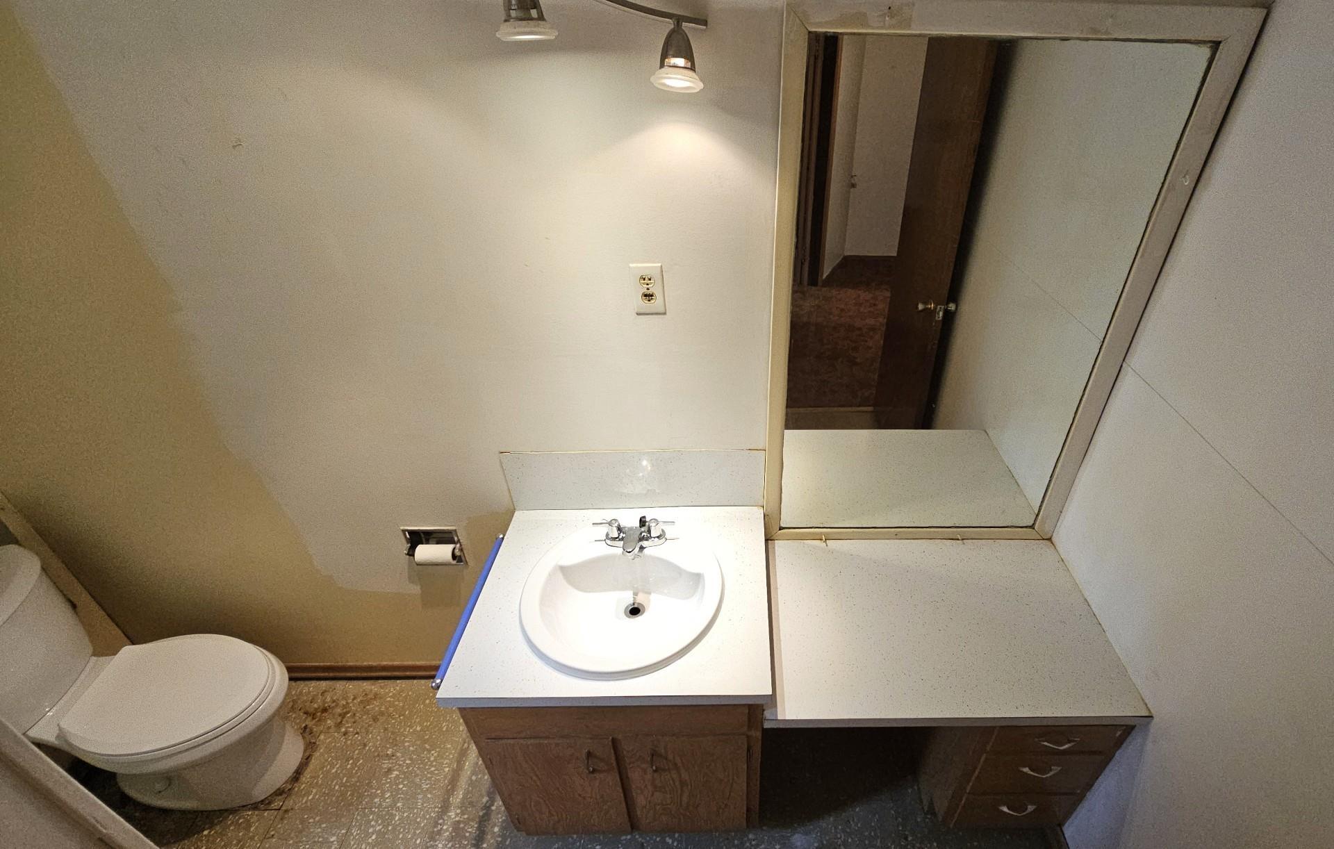 320 Dease Street, Thunder Bay, ON - Indoor Photo Showing Bathroom