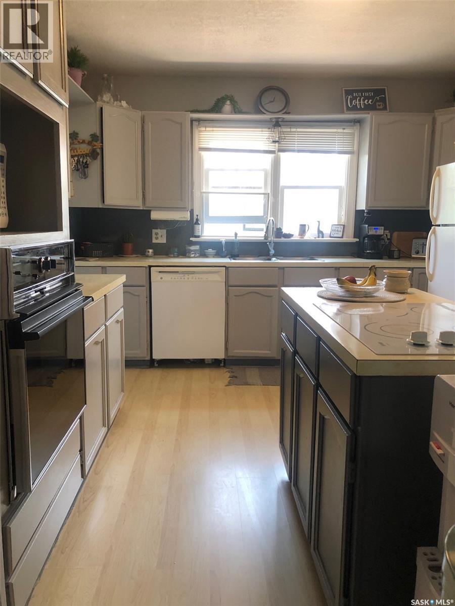 322 5Th Avenue E, Canora, SK - Indoor Photo Showing Kitchen With Double Sink
