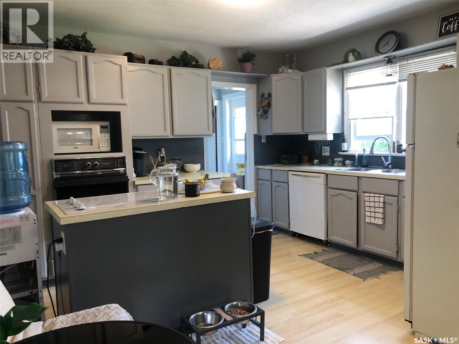 322 5Th Avenue E, Canora, SK - Indoor Photo Showing Kitchen