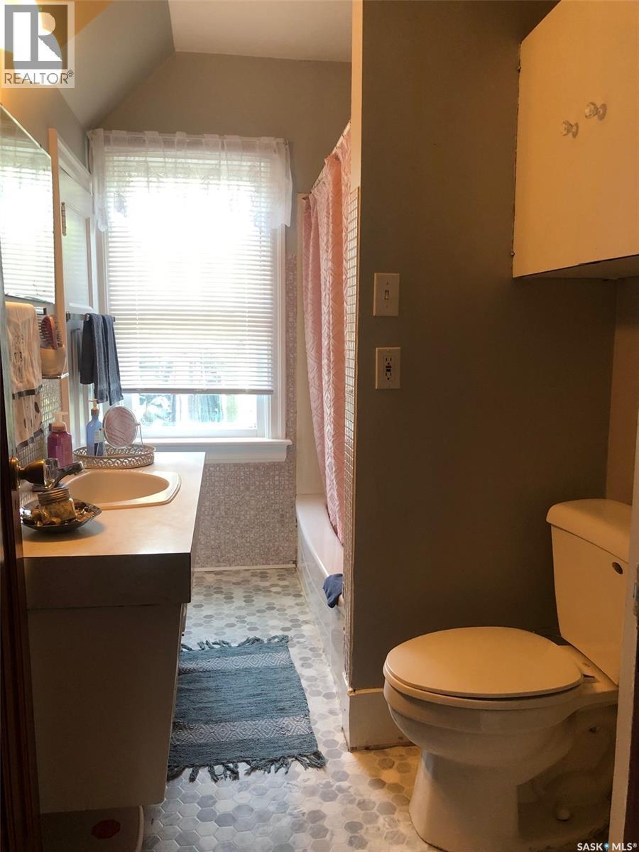 322 5Th Avenue E, Canora, SK - Indoor Photo Showing Bathroom
