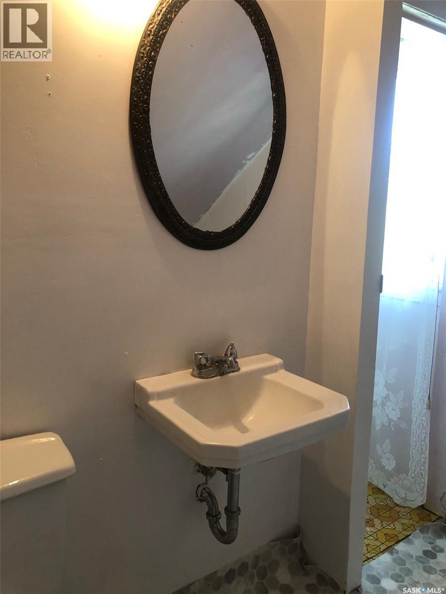 322 5Th Avenue E, Canora, SK - Indoor Photo Showing Bathroom