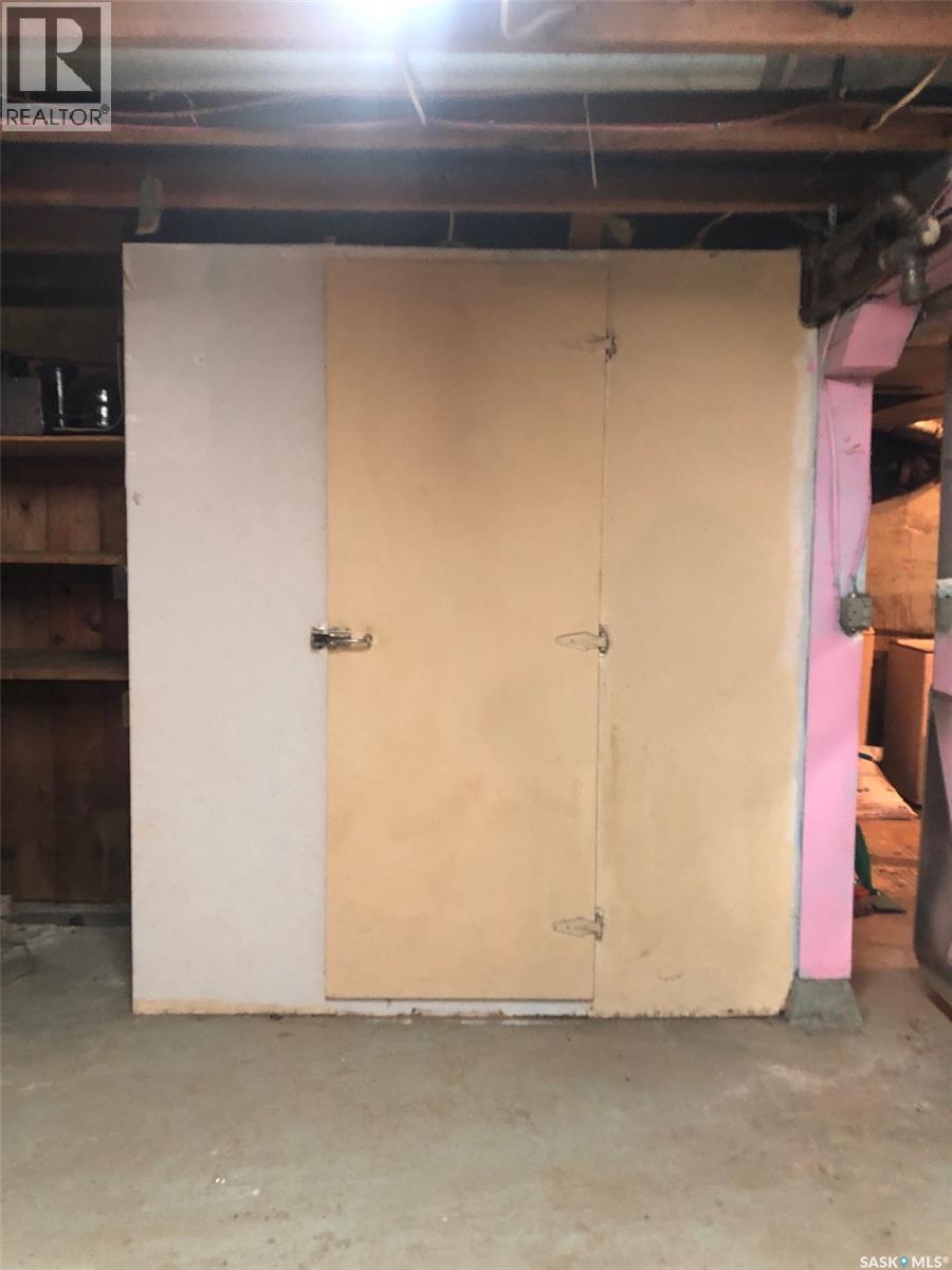 322 5Th Avenue E, Canora, SK - Indoor