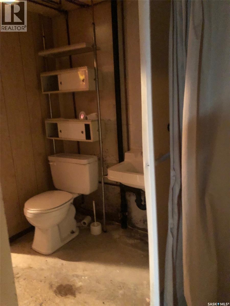 322 5Th Avenue E, Canora, SK - Indoor Photo Showing Bathroom