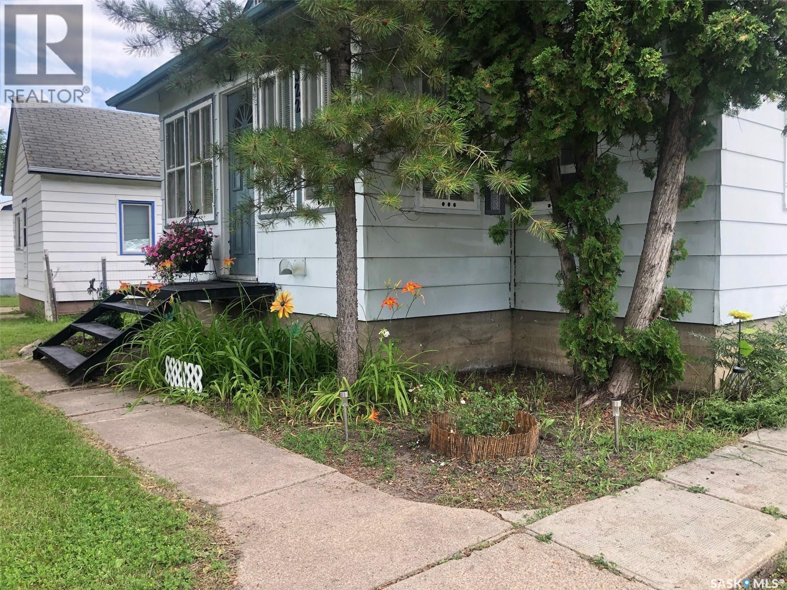 322 5Th Avenue E, Canora, SK - Outdoor