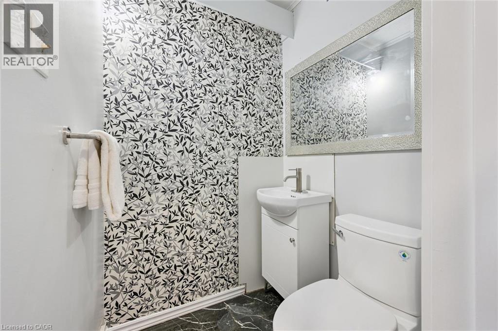 121 University Avenue E Unit# 11, Waterloo, ON - Indoor Photo Showing Bathroom