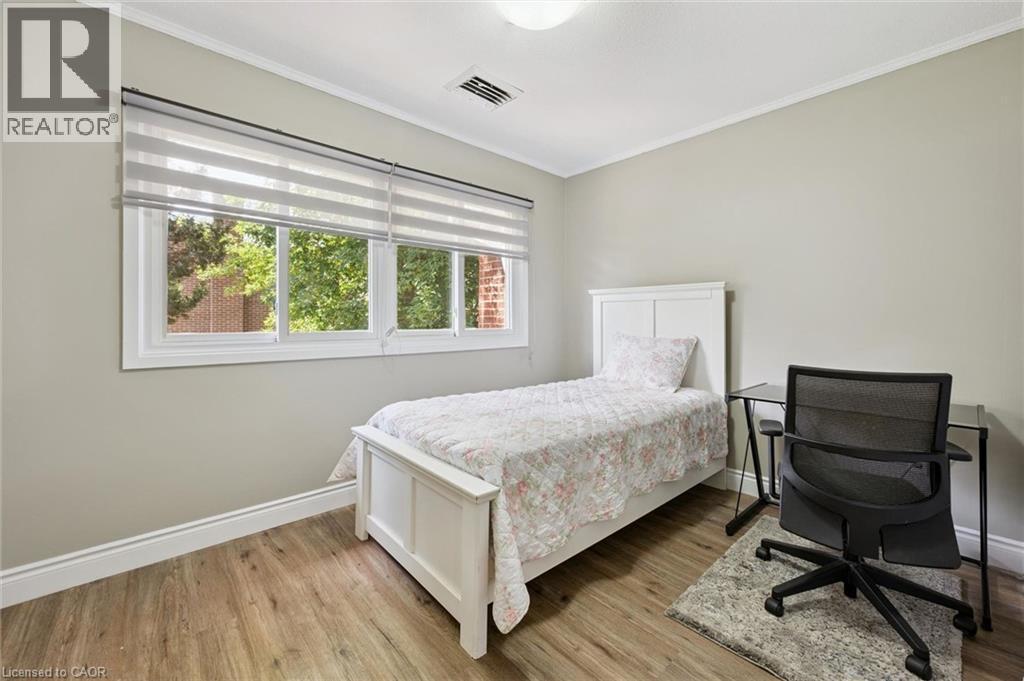121 University Avenue E Unit# 11, Waterloo, ON - Indoor Photo Showing Bedroom