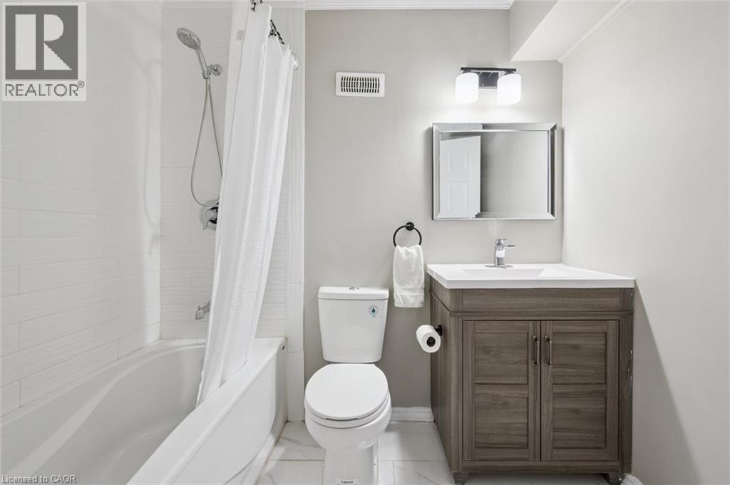 121 University Avenue E Unit# 11, Waterloo, ON - Indoor Photo Showing Bathroom