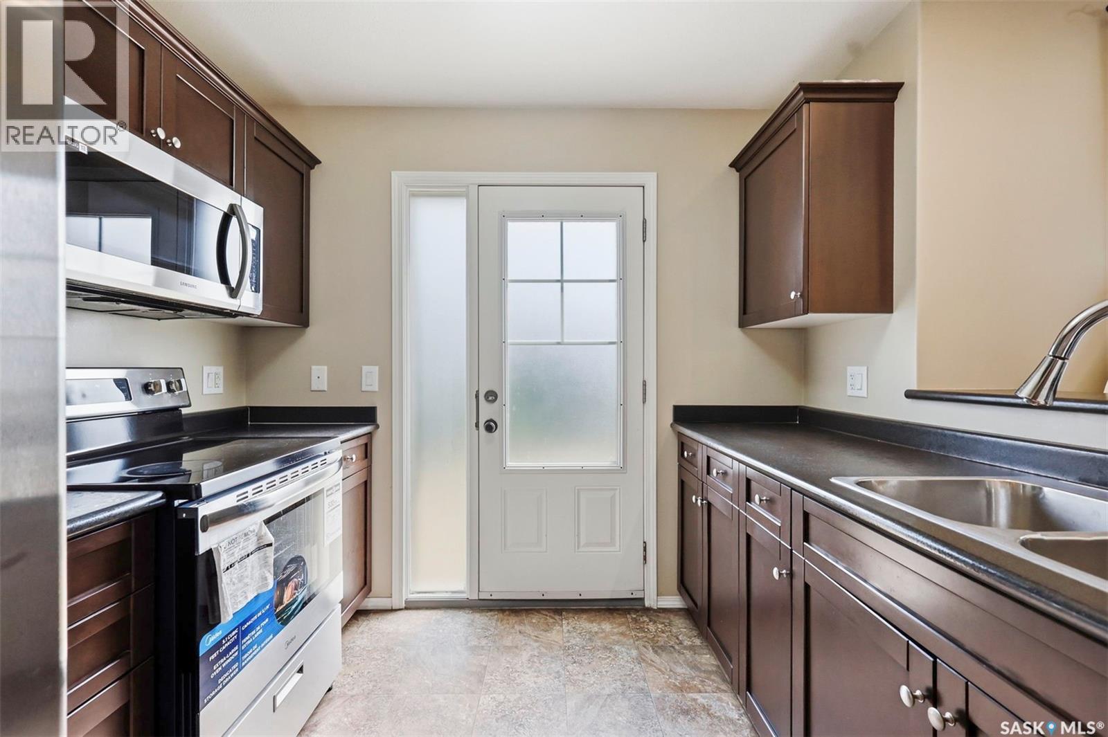 539 150 Langlois Way, Saskatoon, SK - Indoor Photo Showing Kitchen With Double Sink