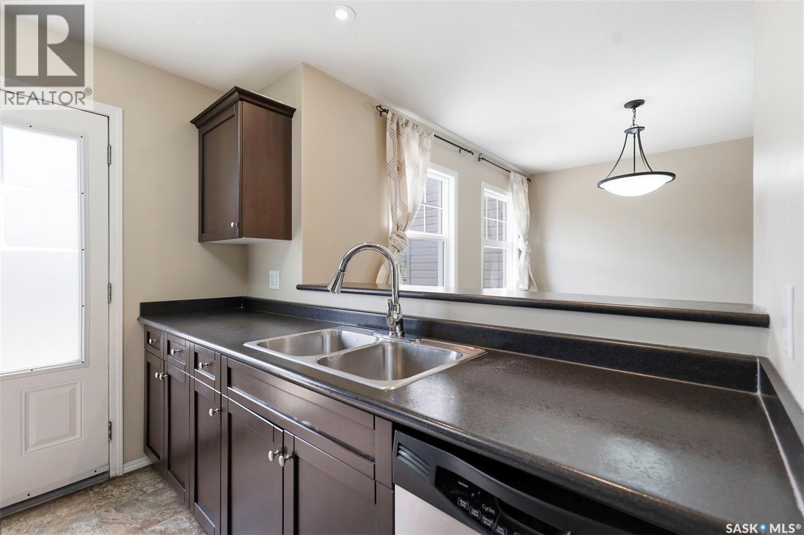 539 150 Langlois Way, Saskatoon, SK - Indoor Photo Showing Kitchen With Double Sink