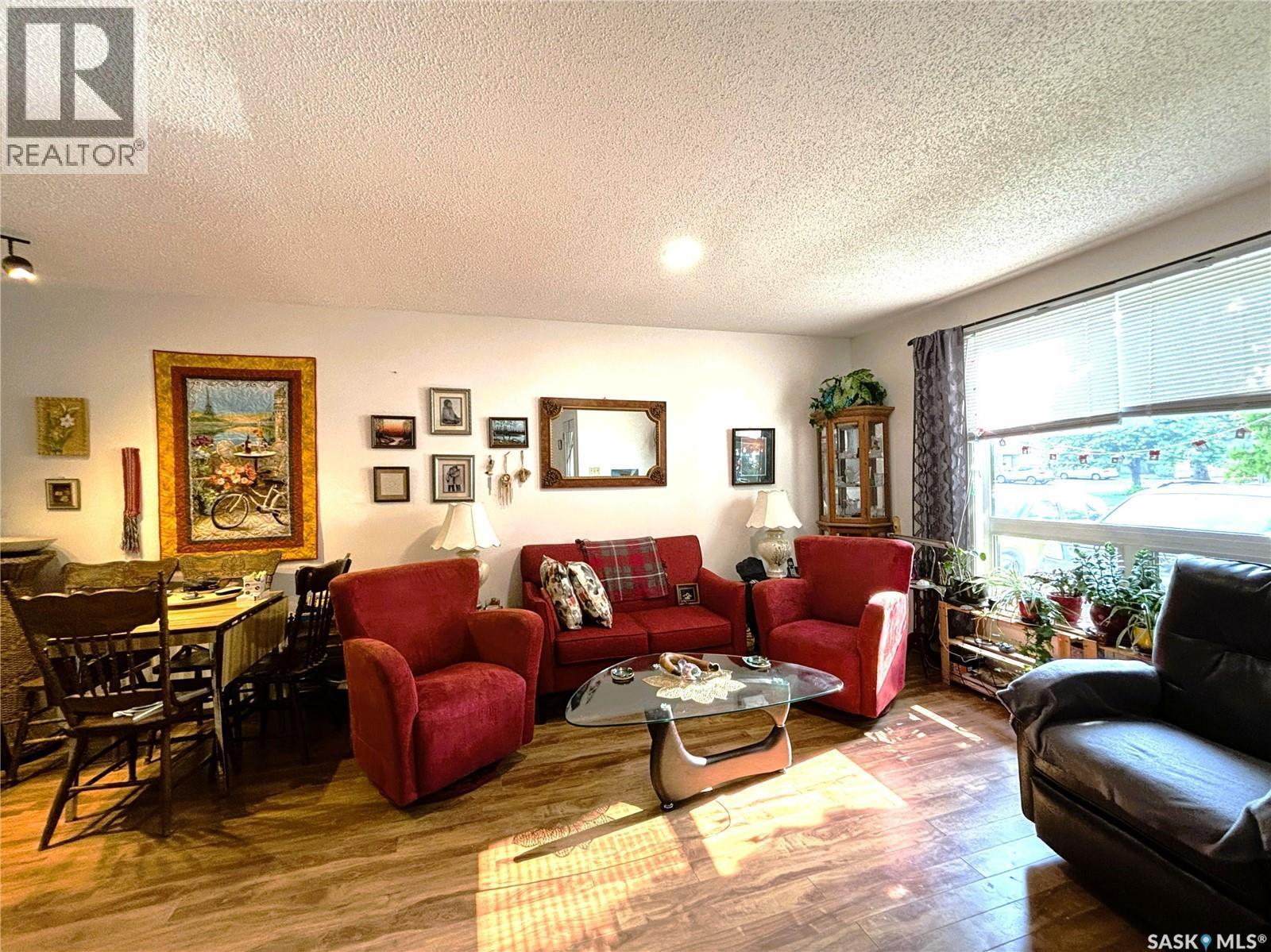 127 1128 Mckercher Drive, Saskatoon, SK - Indoor Photo Showing Living Room