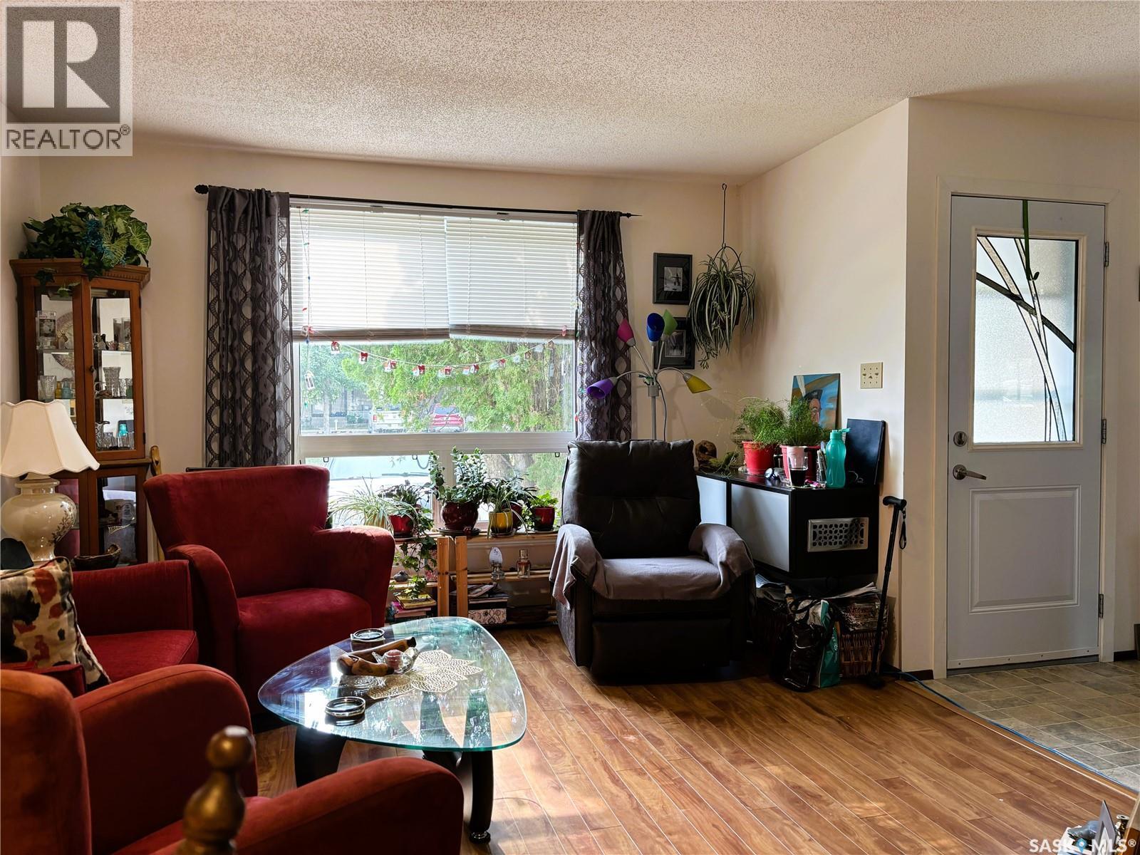 127 1128 Mckercher Drive, Saskatoon, SK - Indoor Photo Showing Living Room