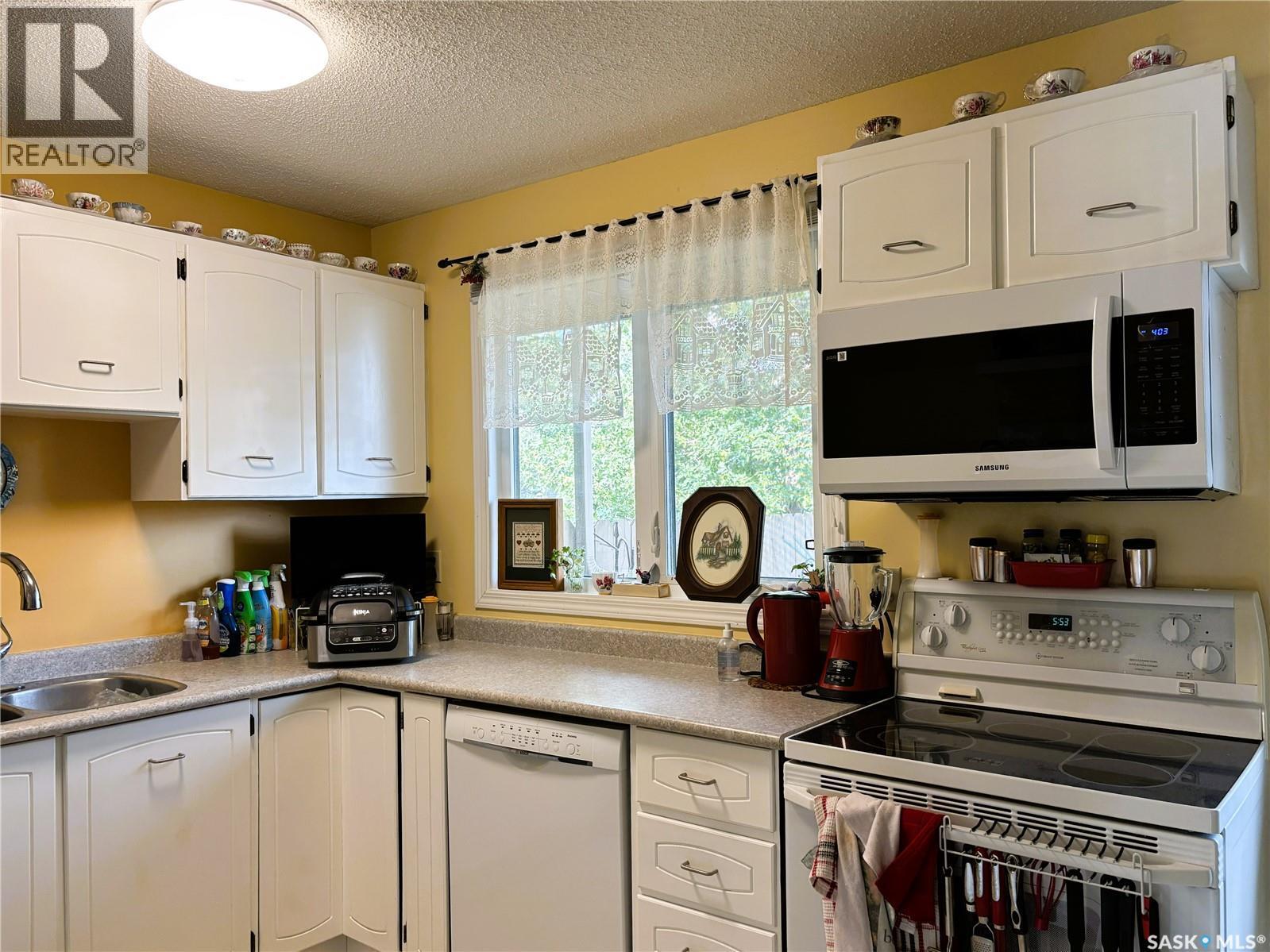 127 1128 Mckercher Drive, Saskatoon, SK - Indoor Photo Showing Kitchen