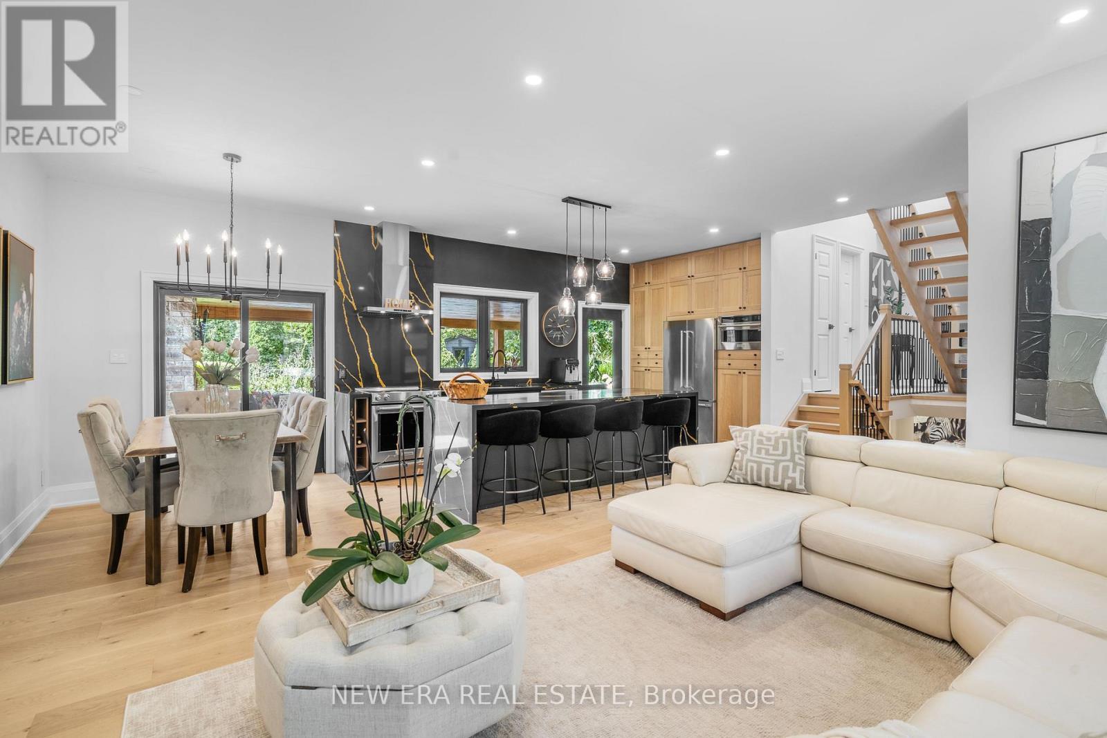 261 Pinetree Way, Mississauga, ON - Indoor Photo Showing Living Room