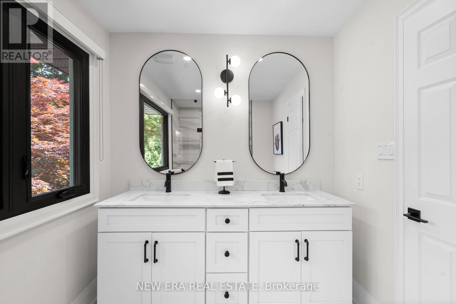 261 Pinetree Way, Mississauga, ON - Indoor Photo Showing Bathroom