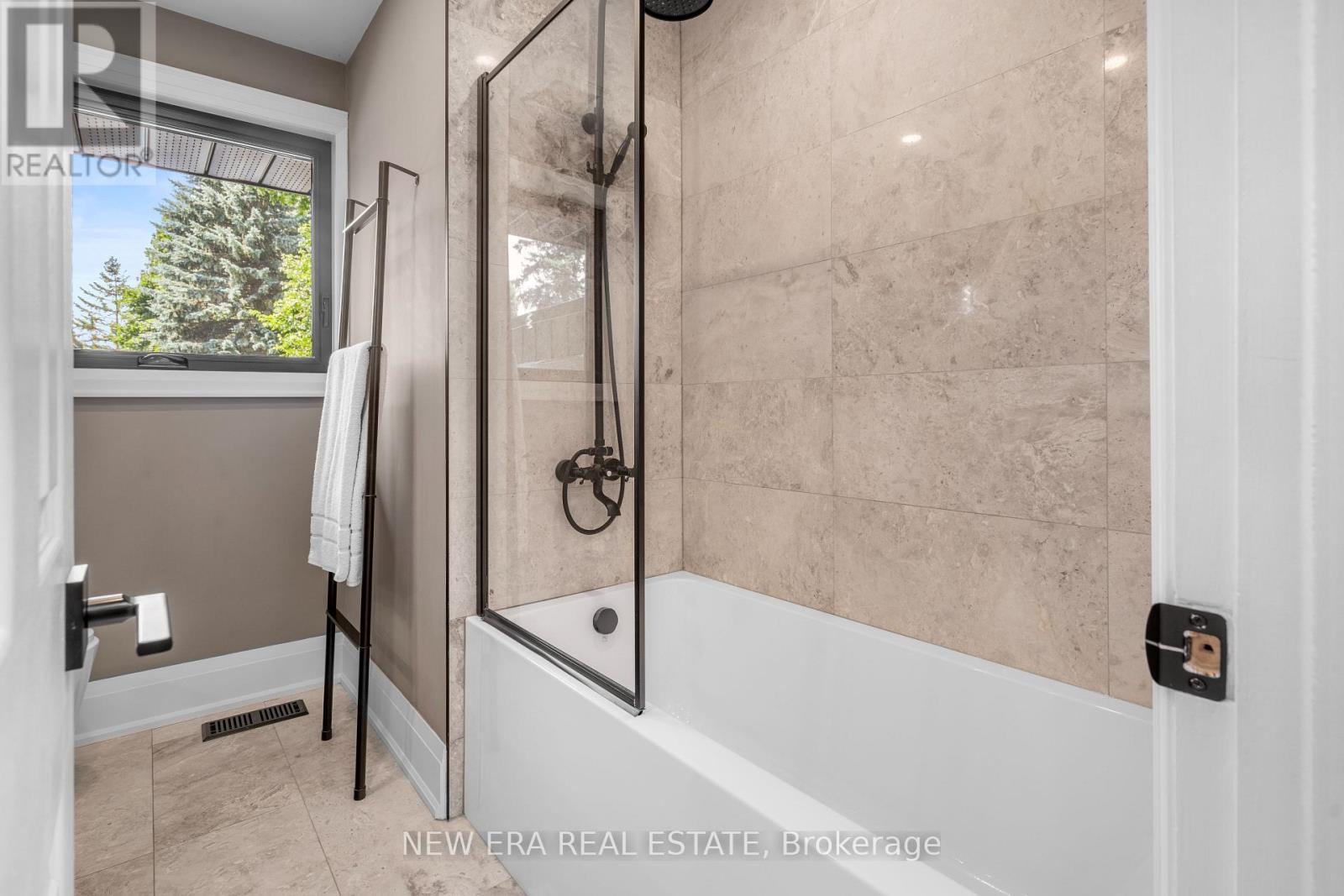 261 Pinetree Way, Mississauga, ON - Indoor Photo Showing Bathroom