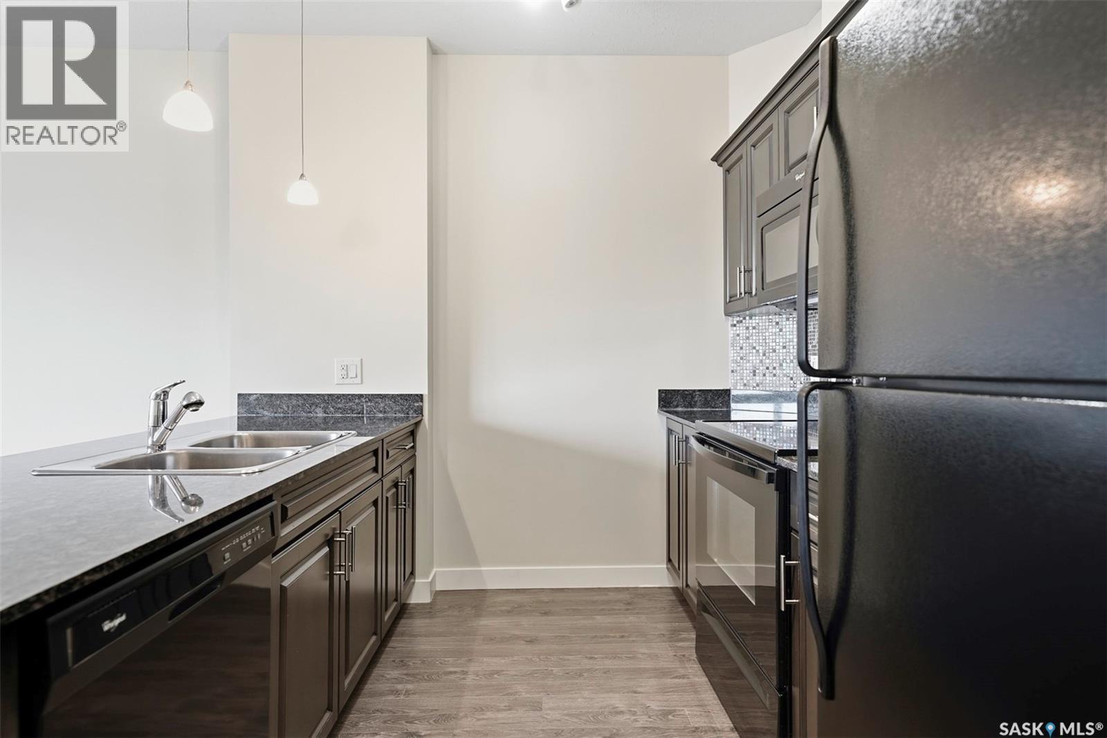 104 714 Hart Road, Saskatoon, SK - Indoor Photo Showing Kitchen With Double Sink