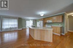 KITCHEN - Ample counter space - 
