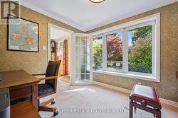Office with a great view of the backyard - 
