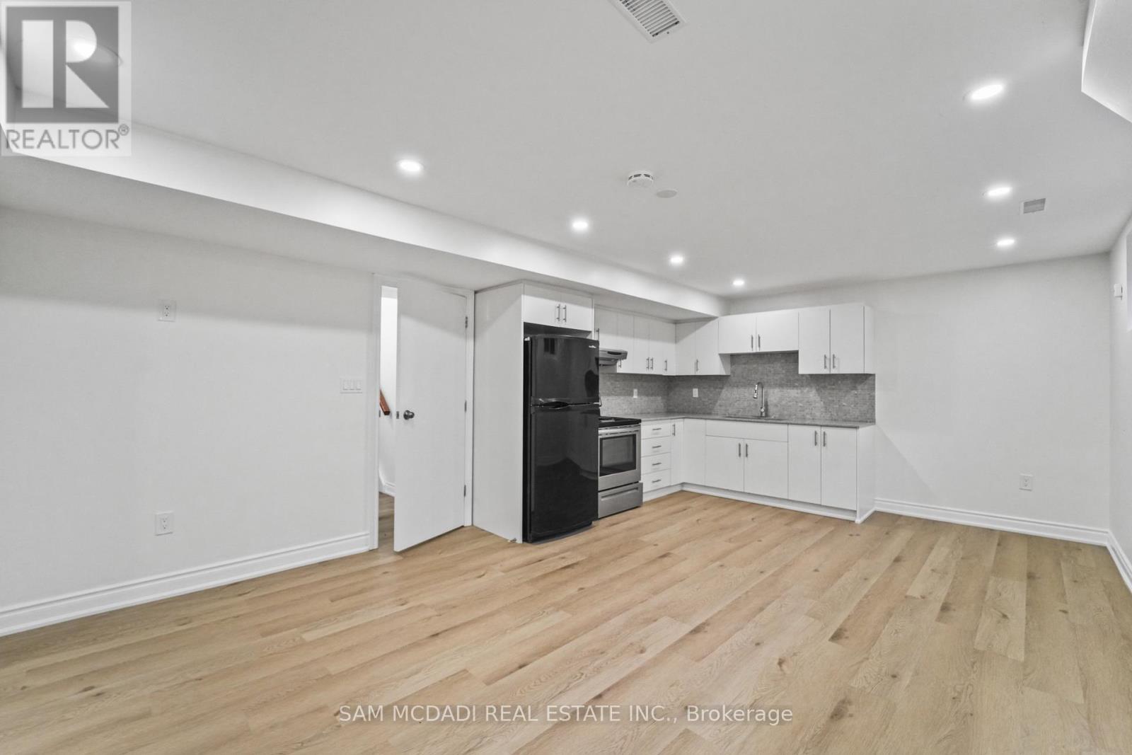 1821 Christopher Road, Mississauga, ON - Indoor Photo Showing Kitchen