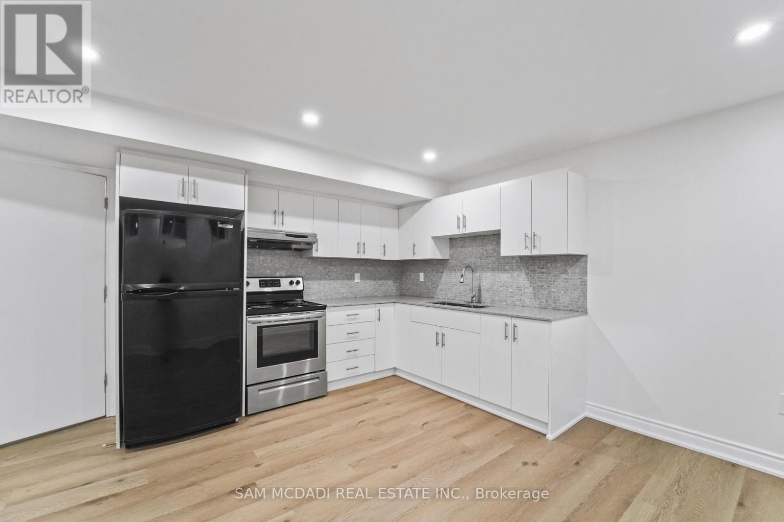 1821 Christopher Road, Mississauga, ON - Indoor Photo Showing Kitchen