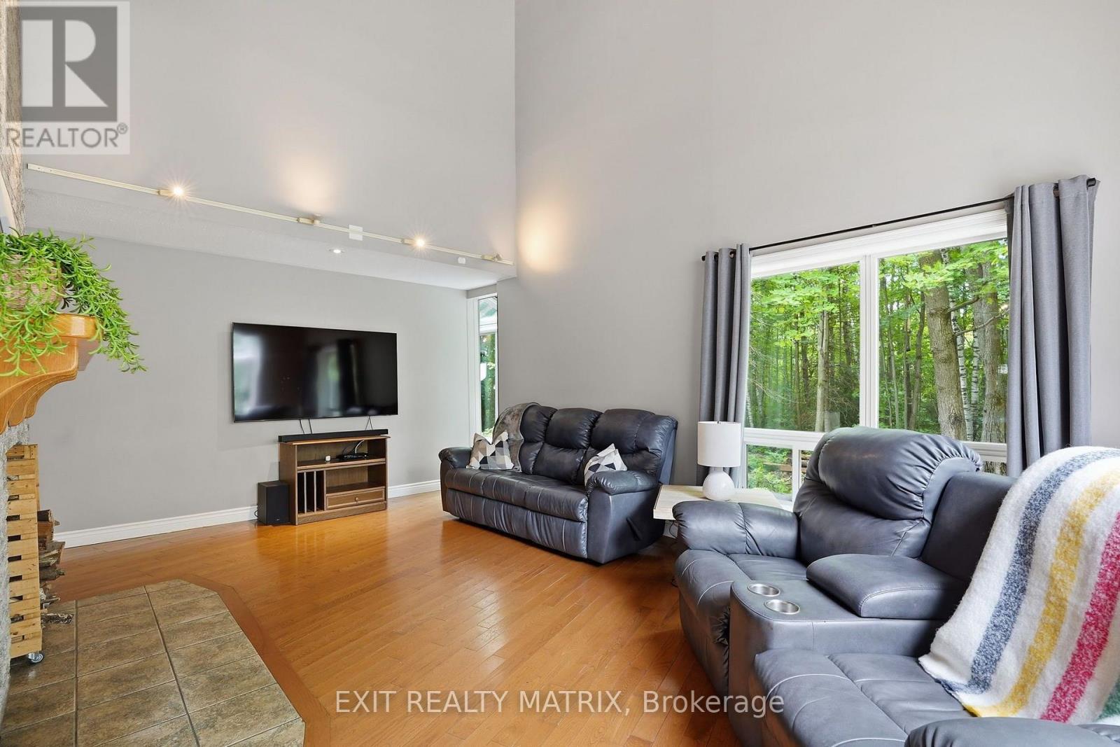 1634 Lucien Street, Champlain, ON - Indoor Photo Showing Living Room