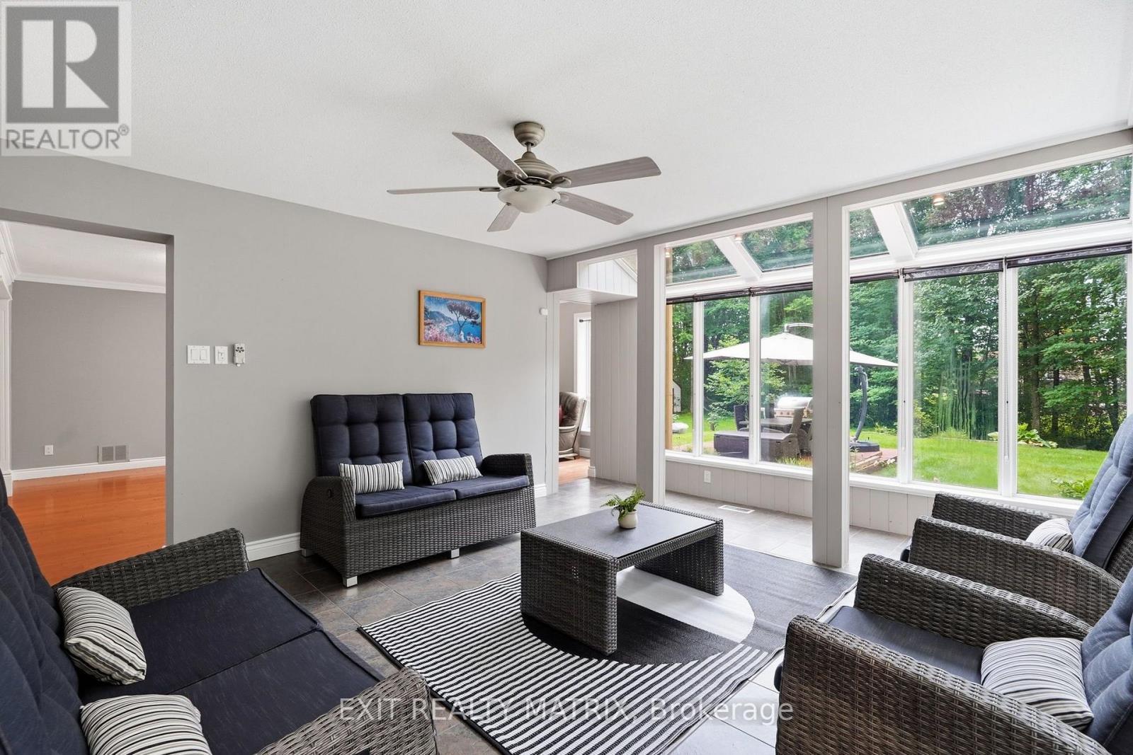 1634 Lucien Street, Champlain, ON - Indoor Photo Showing Living Room