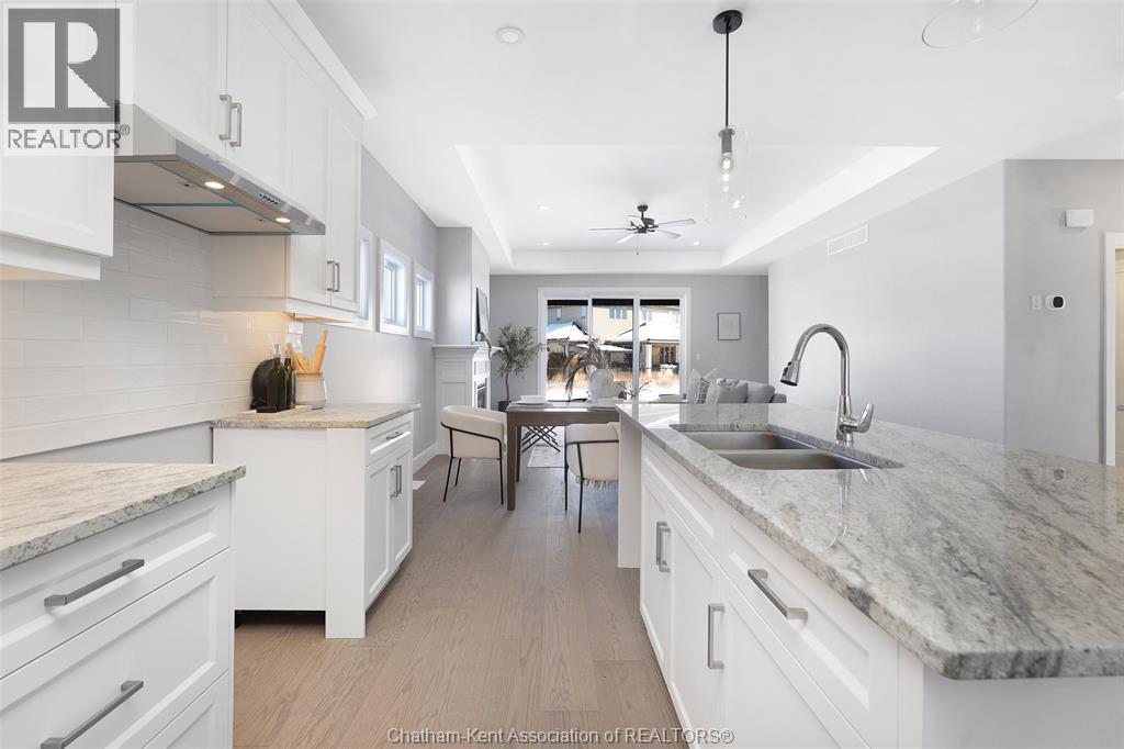 76 Bloomington Way, Chatham, ON - Indoor Photo Showing Kitchen With Double Sink With Upgraded Kitchen