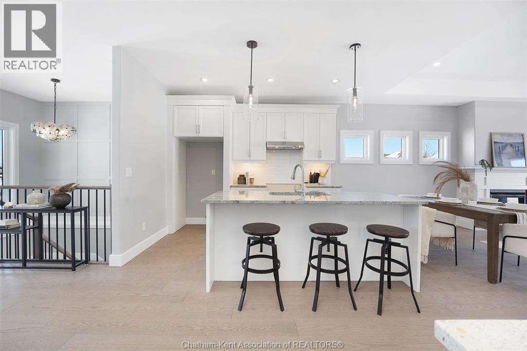 76 Bloomington Way, Chatham, ON - Indoor Photo Showing Kitchen With Upgraded Kitchen