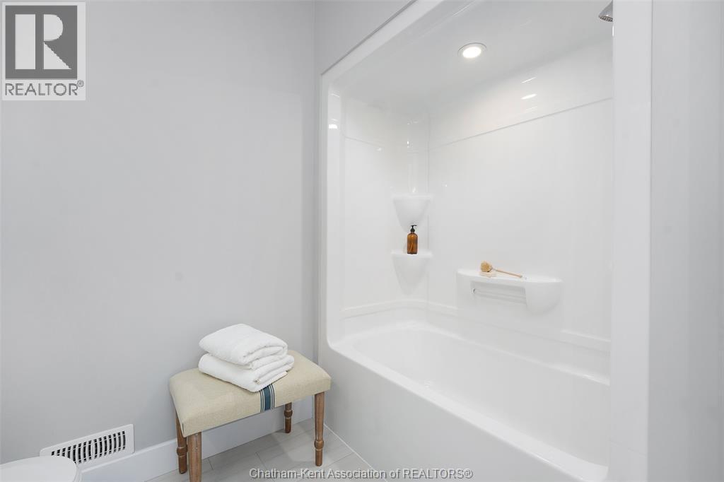 76 Bloomington Way, Chatham, ON - Indoor Photo Showing Bathroom
