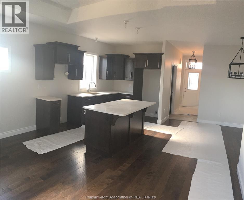 76 Bloomington Way, Chatham, ON - Indoor Photo Showing Kitchen