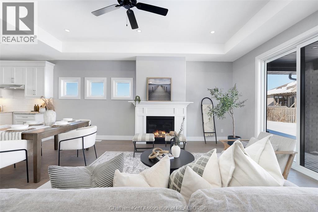 76 Bloomington Way, Chatham, ON - Indoor Photo Showing Living Room With Fireplace