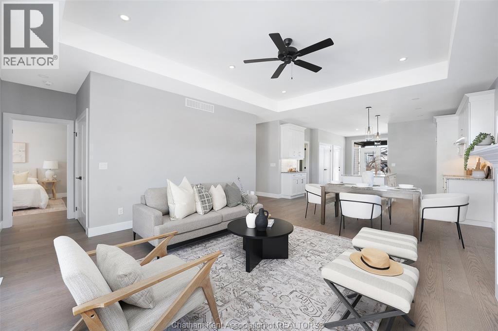 76 Bloomington Way, Chatham, ON - Indoor Photo Showing Living Room