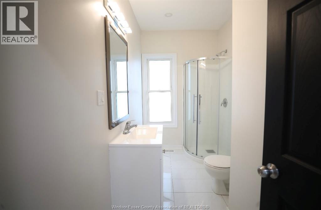 859 Pierre, Windsor, ON - Indoor Photo Showing Bathroom