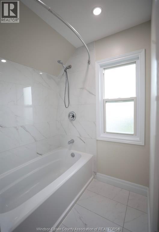 859 Pierre, Windsor, ON - Indoor Photo Showing Bathroom